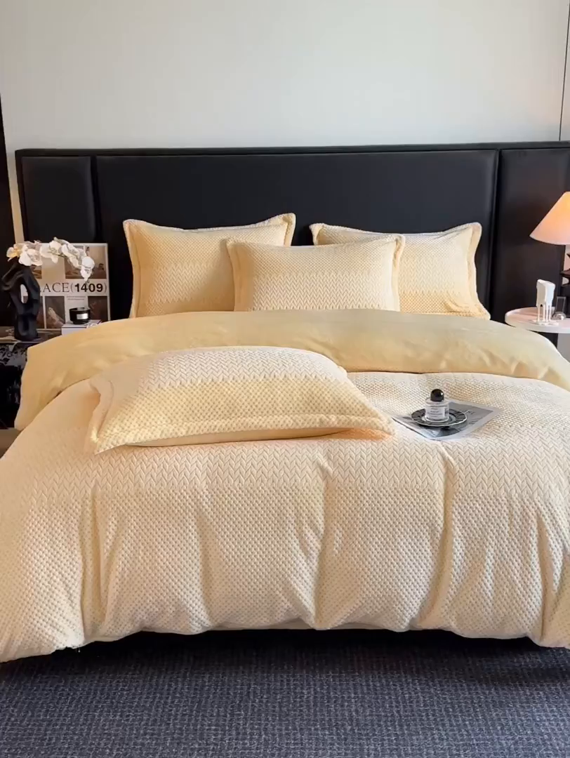 91家纺网 家纺一手货源 找家纺 源舍家纺 2025新款色织拼色编织提花轻奢牛奶绒四件套（场景一） 织锦-暖阳