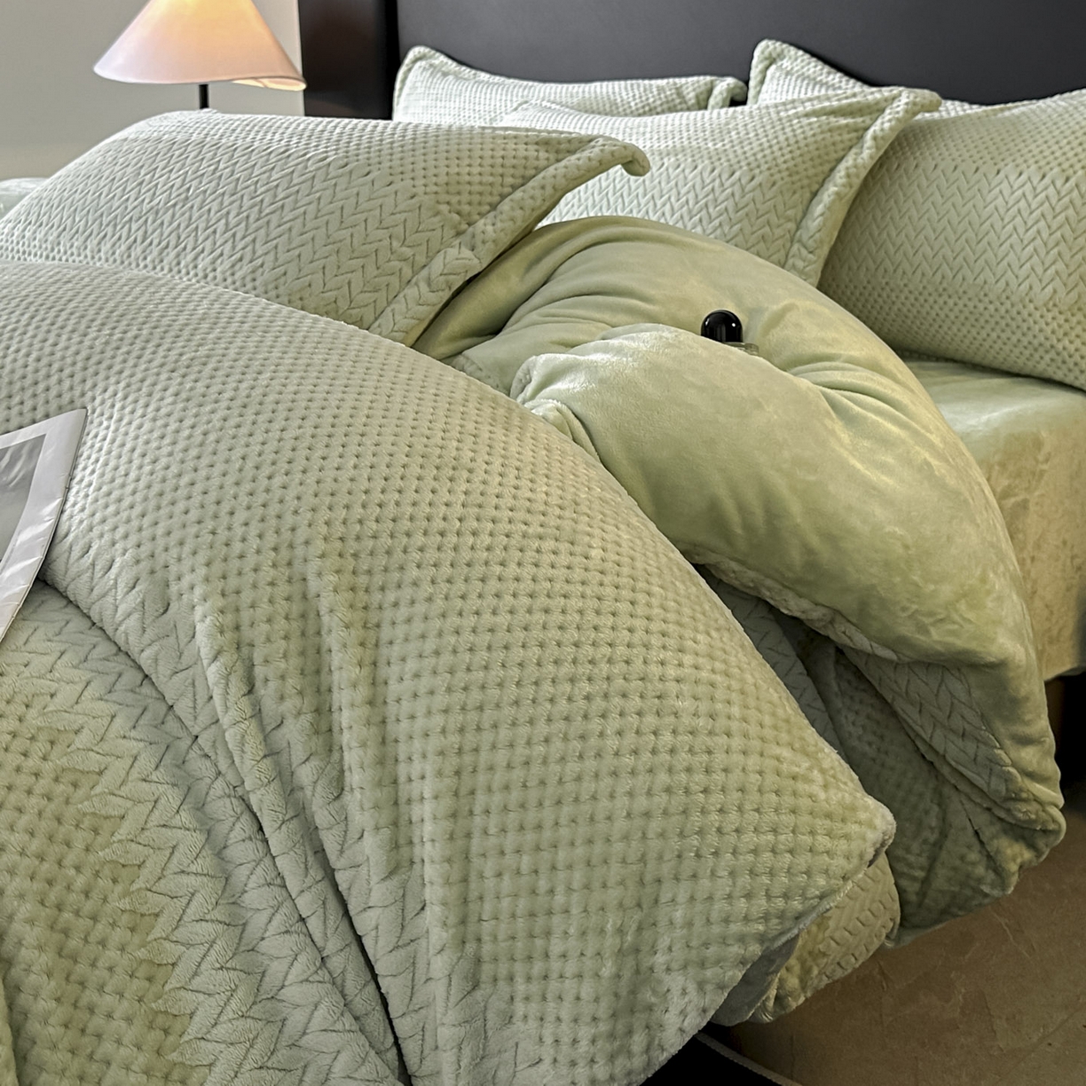 91家纺网 家纺一手货源 找家纺 源舍家纺 2025新款色织拼色编织提花轻奢牛奶绒四件套（场景一） 织锦-青雾