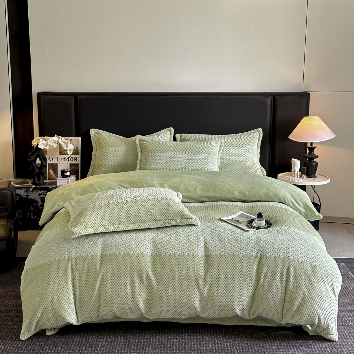 91家纺网 家纺一手货源 找家纺 源舍家纺 2025新款色织拼色编织提花轻奢牛奶绒四件套（场景一） 织锦-青雾