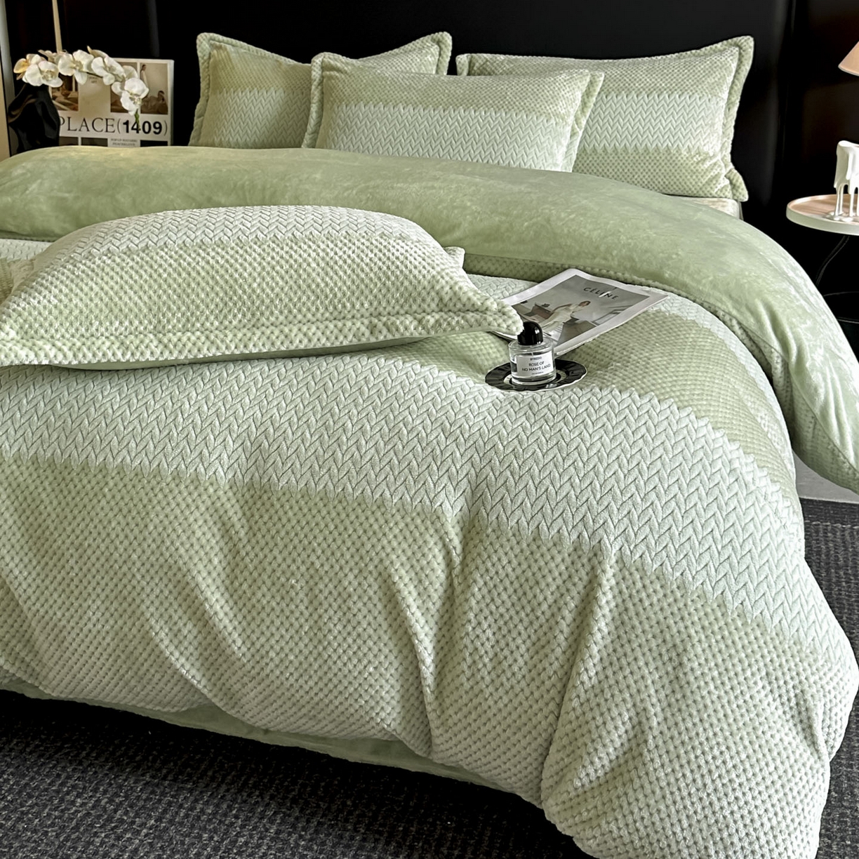 91家纺网 家纺一手货源 找家纺 源舍家纺 2025新款色织拼色编织提花轻奢牛奶绒四件套（场景一） 织锦-青雾