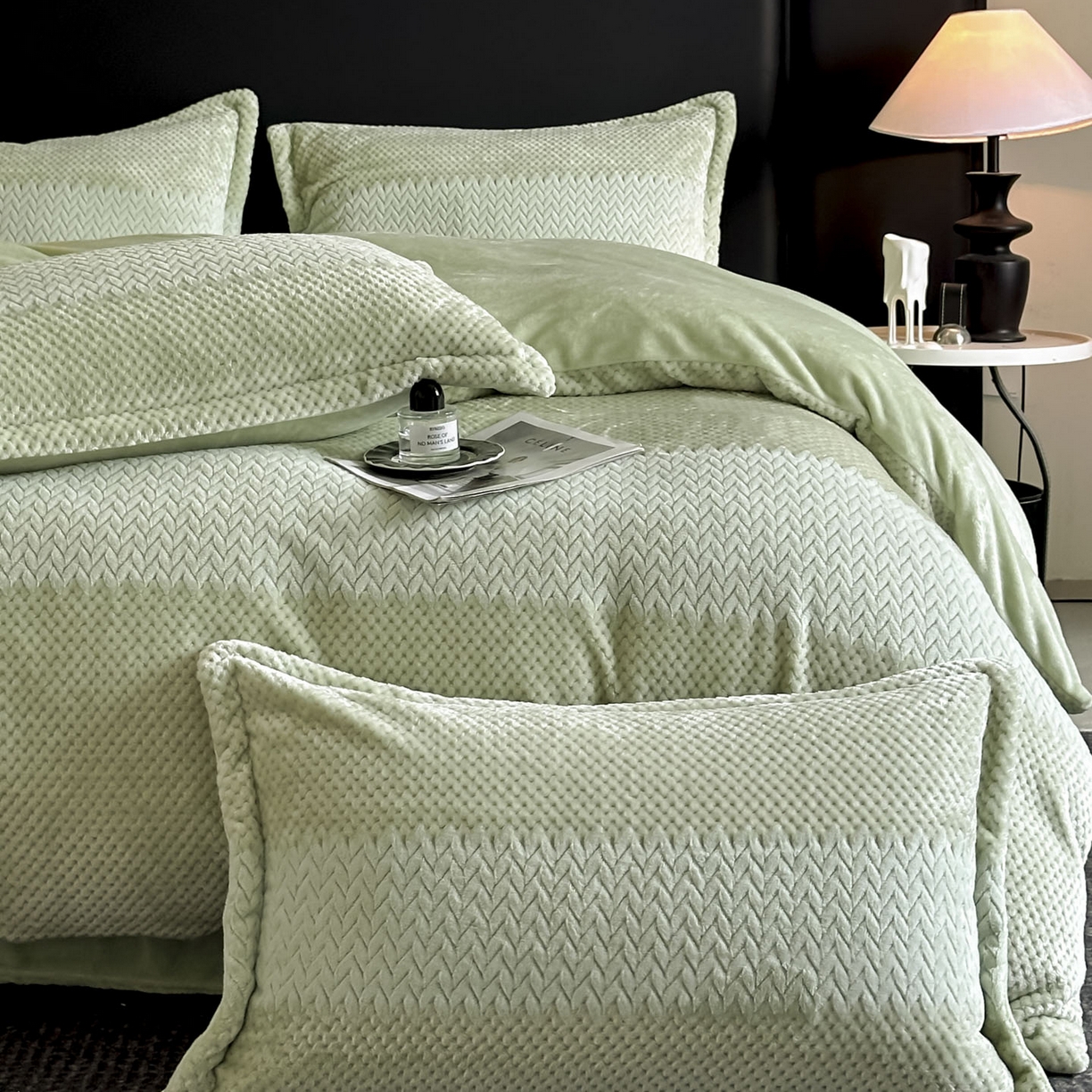 91家纺网 家纺一手货源 找家纺 源舍家纺 2025新款色织拼色编织提花轻奢牛奶绒四件套（场景一） 织锦-青雾