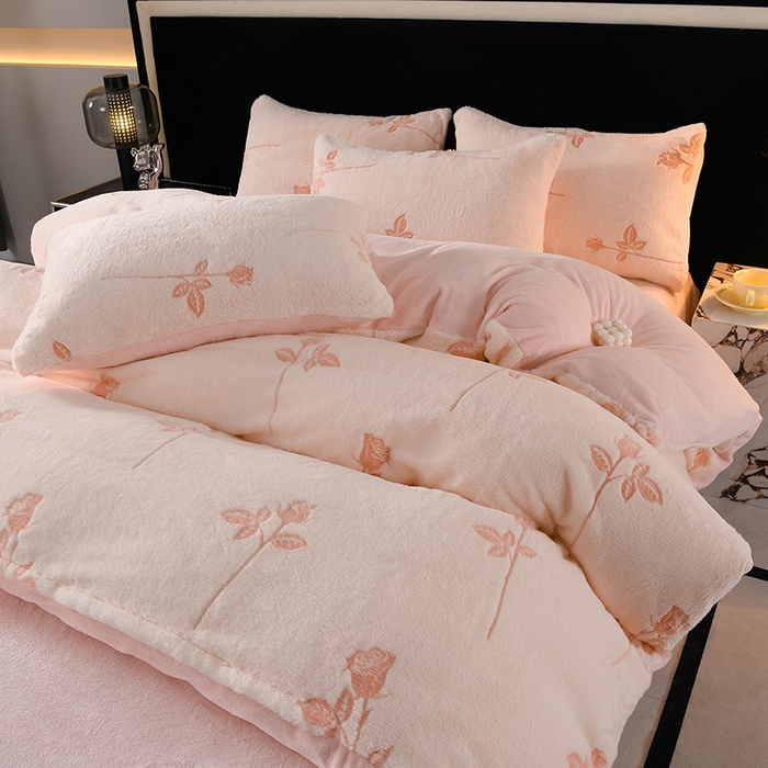 91家纺网 家纺一手货源 找家纺 德比尔斯 2025新款兔毛绒兔兔绒雕花牛奶绒四件套 叶影