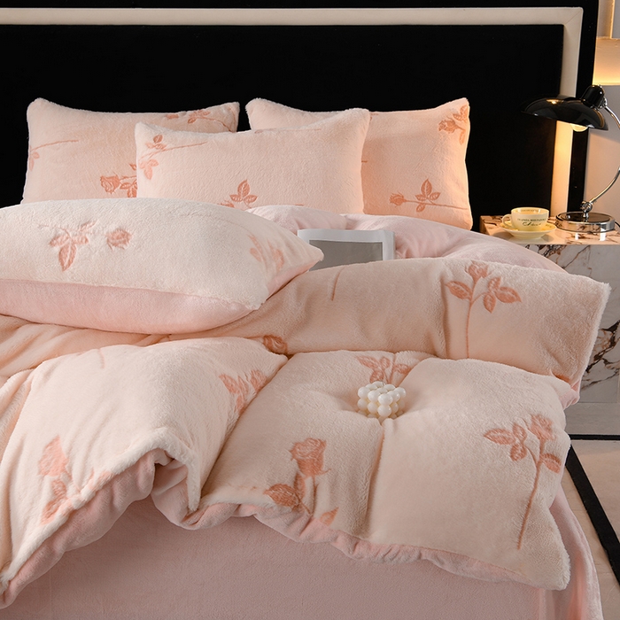 91家纺网 家纺一手货源 找家纺 德比尔斯 2025新款兔毛绒兔兔绒雕花牛奶绒四件套 叶影