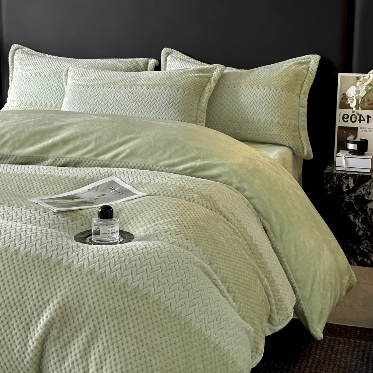 91家纺网 家纺一手货源 找家纺 源舍家纺 2025新款色织拼色编织提花轻奢牛奶绒四件套（场景一） 织锦-青雾