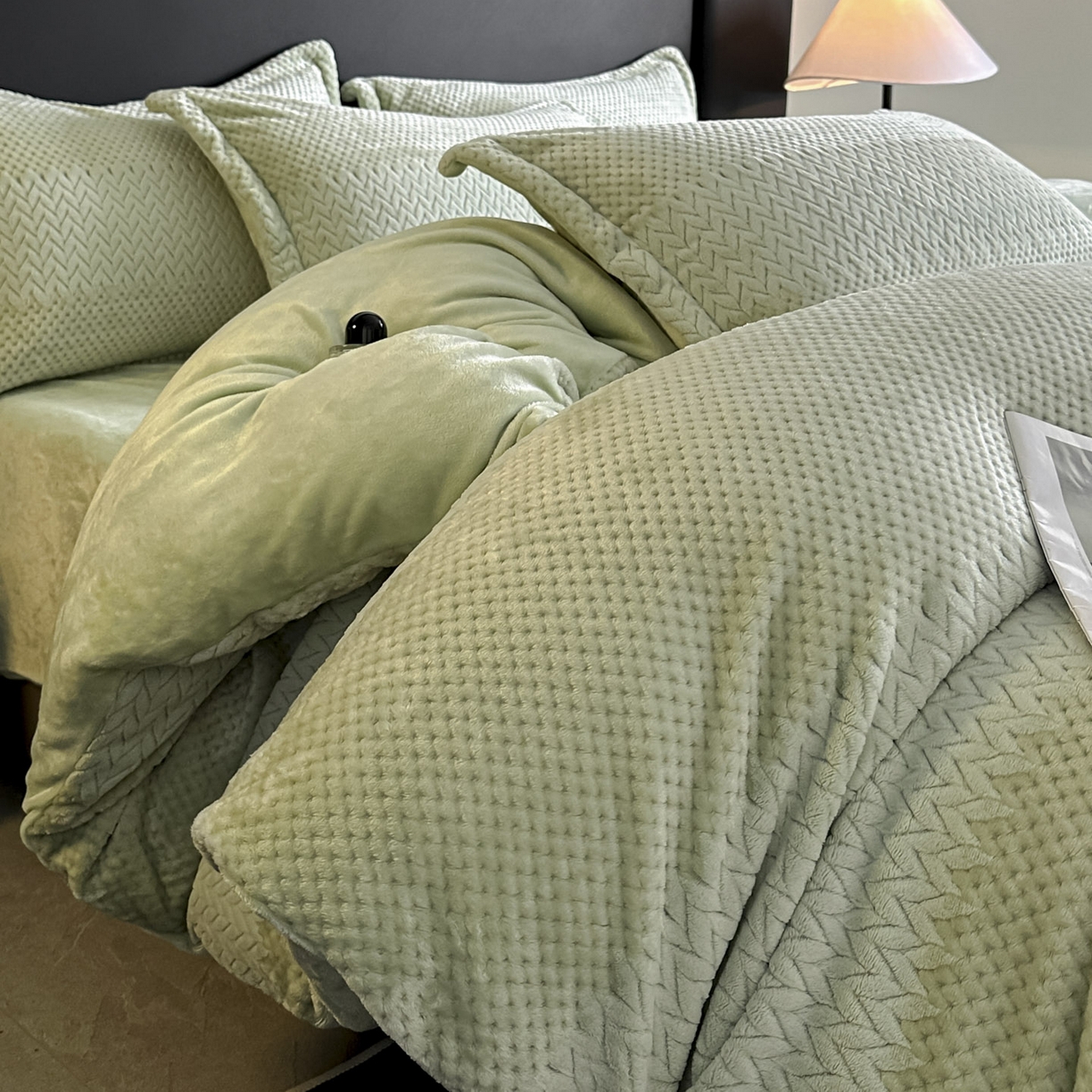 91家纺网 家纺一手货源 找家纺 源舍家纺 2025新款色织拼色编织提花轻奢牛奶绒四件套（场景一） 织锦-青雾