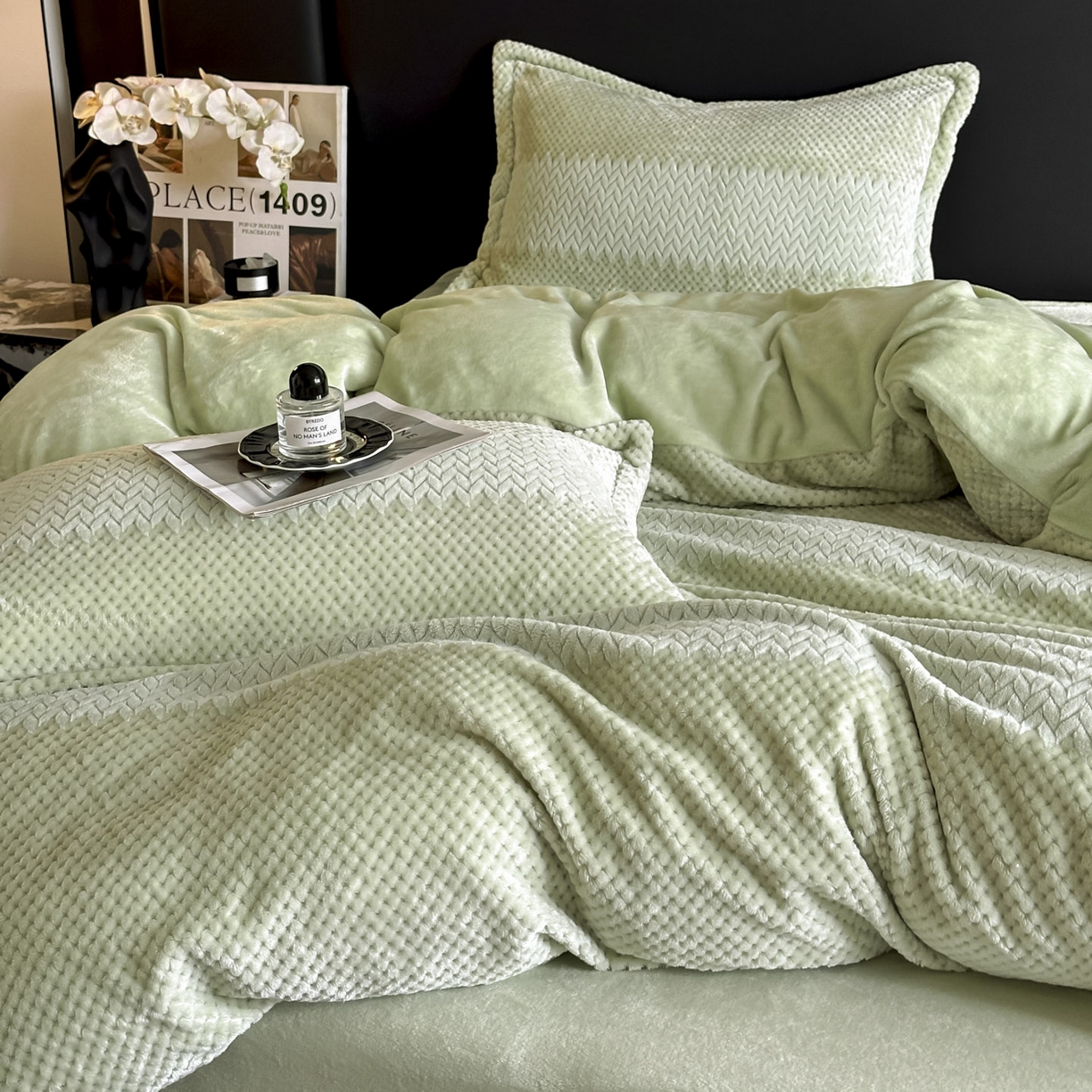 91家纺网 家纺一手货源 找家纺 源舍家纺 2025新款色织拼色编织提花轻奢牛奶绒四件套（场景一） 织锦-青雾