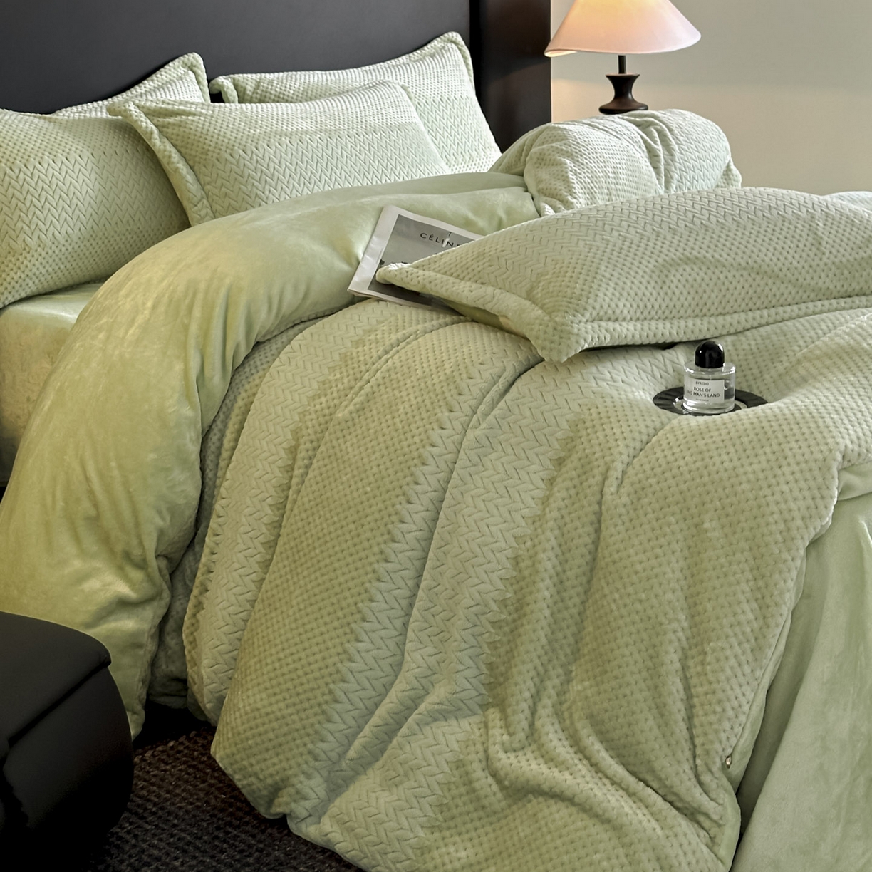 91家纺网 家纺一手货源 找家纺 源舍家纺 2025新款色织拼色编织提花轻奢牛奶绒四件套（场景一） 织锦-青雾