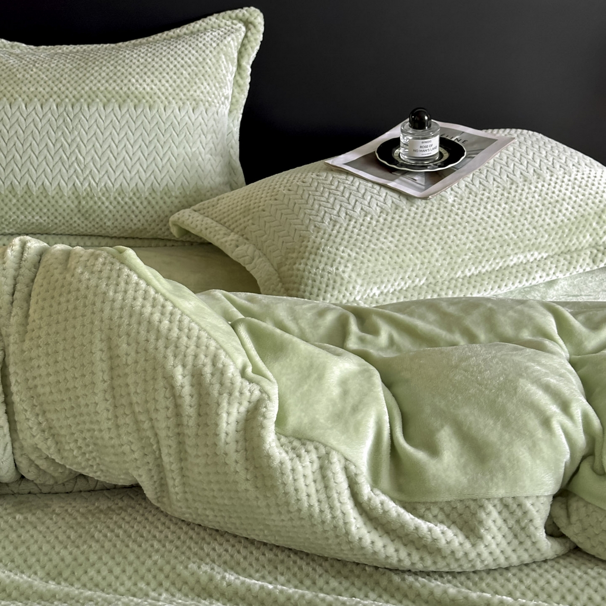 91家纺网 家纺一手货源 找家纺 源舍家纺 2025新款色织拼色编织提花轻奢牛奶绒四件套（场景一） 织锦-青雾