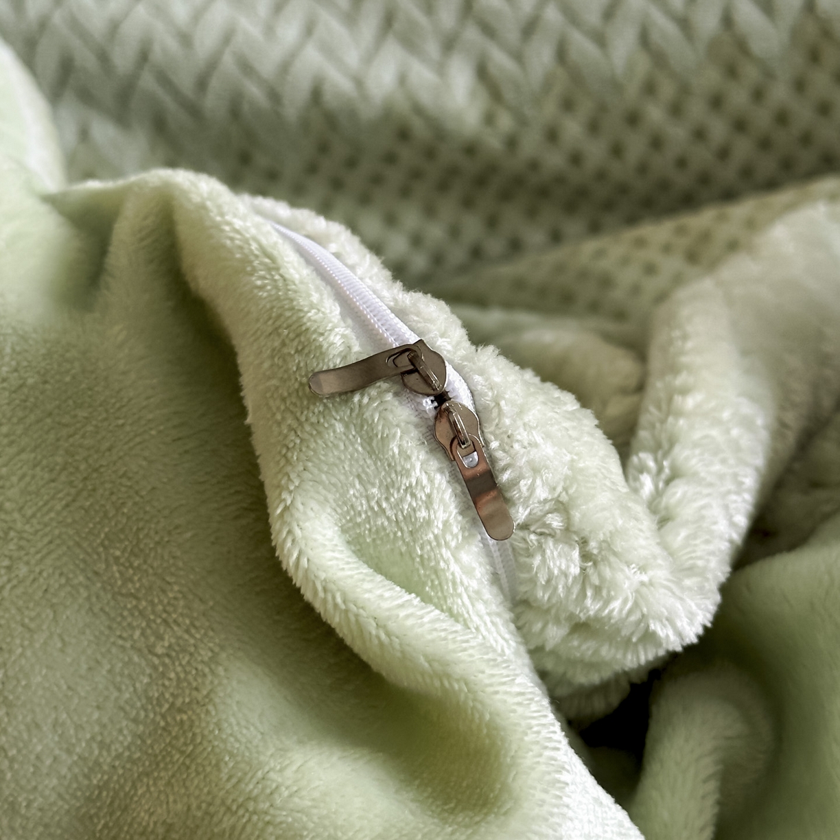 91家纺网 家纺一手货源 找家纺 源舍家纺 2025新款色织拼色编织提花轻奢牛奶绒四件套（场景一） 织锦-青雾