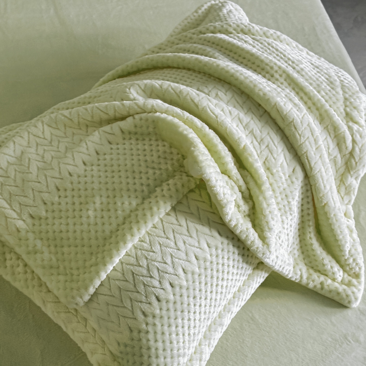 91家纺网 家纺一手货源 找家纺 源舍家纺 2025新款色织拼色编织提花轻奢牛奶绒四件套（场景一） 织锦-青雾