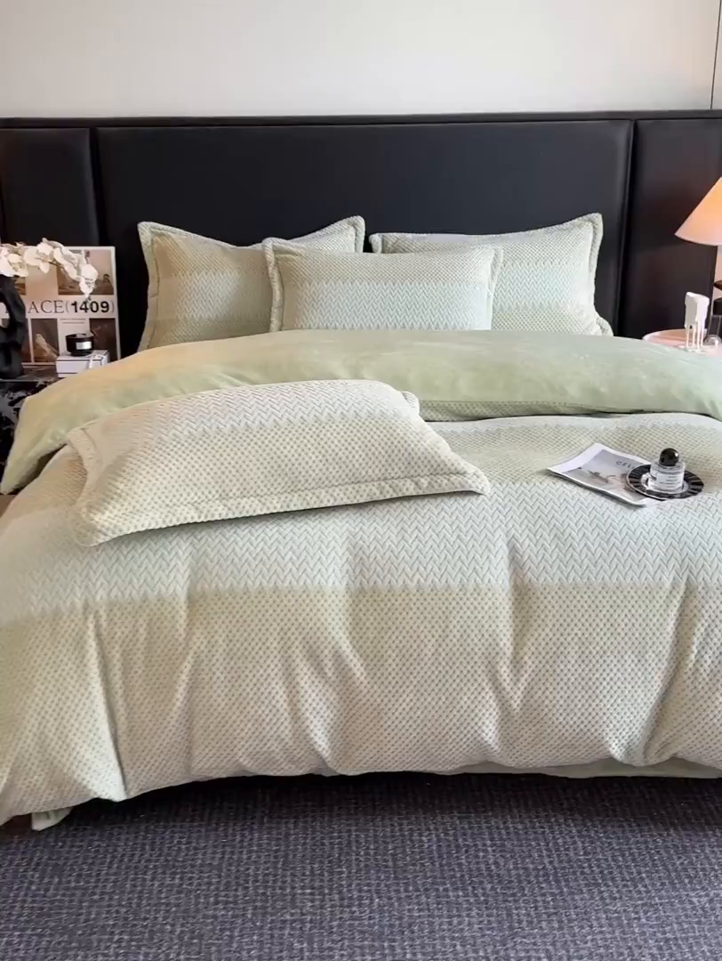 91家纺网 家纺一手货源 找家纺 源舍家纺 2025新款色织拼色编织提花轻奢牛奶绒四件套（场景一） 织锦-青雾