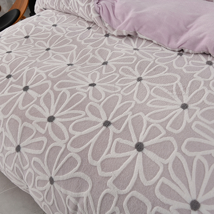 91家纺网 家纺一手货源 找家纺 德比尔斯 2025新款兔毛绒兔兔绒雕花牛奶绒四件套 伊宁紫