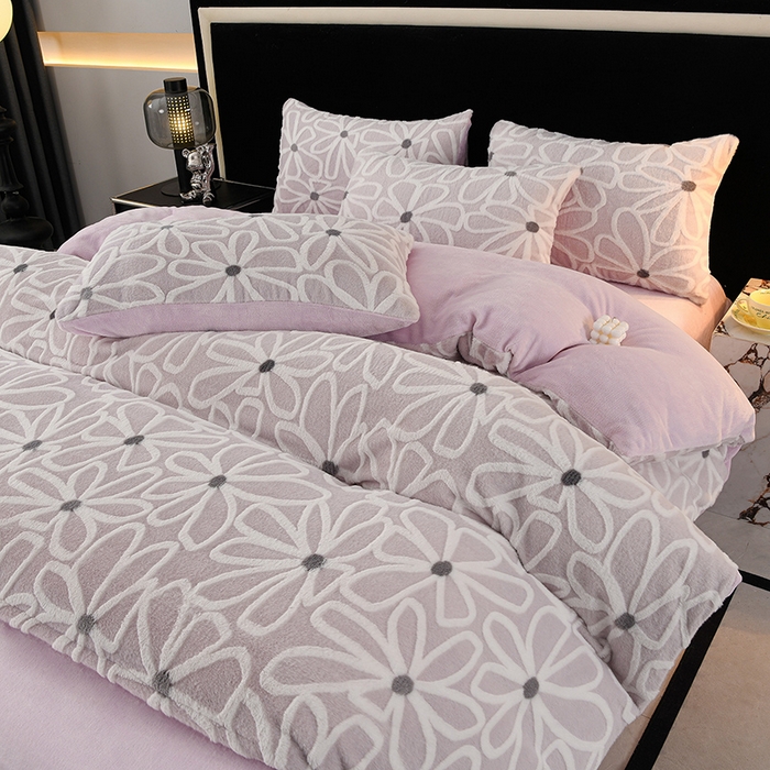 91家纺网 家纺一手货源 找家纺 德比尔斯 2025新款兔毛绒兔兔绒雕花牛奶绒四件套 伊宁紫