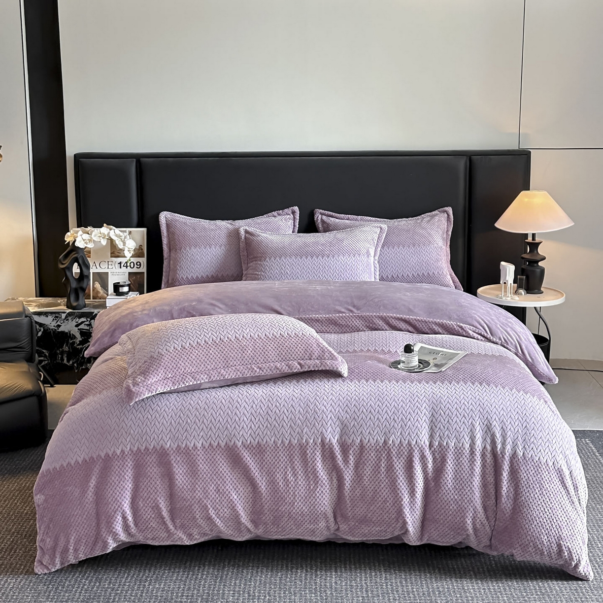 91家纺网 家纺一手货源 找家纺 源舍家纺 2025新款色织拼色编织提花轻奢牛奶绒四件套（场景一） 织锦-紫菱