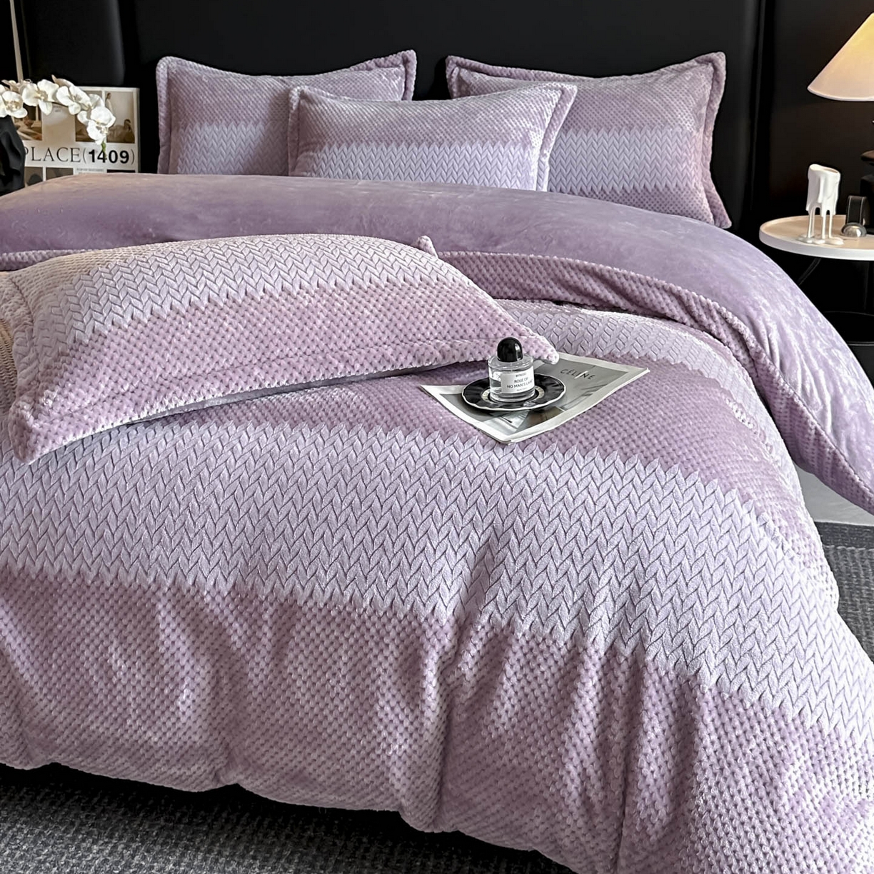 91家纺网 家纺一手货源 找家纺 源舍家纺 2025新款色织拼色编织提花轻奢牛奶绒四件套（场景一） 织锦-紫菱