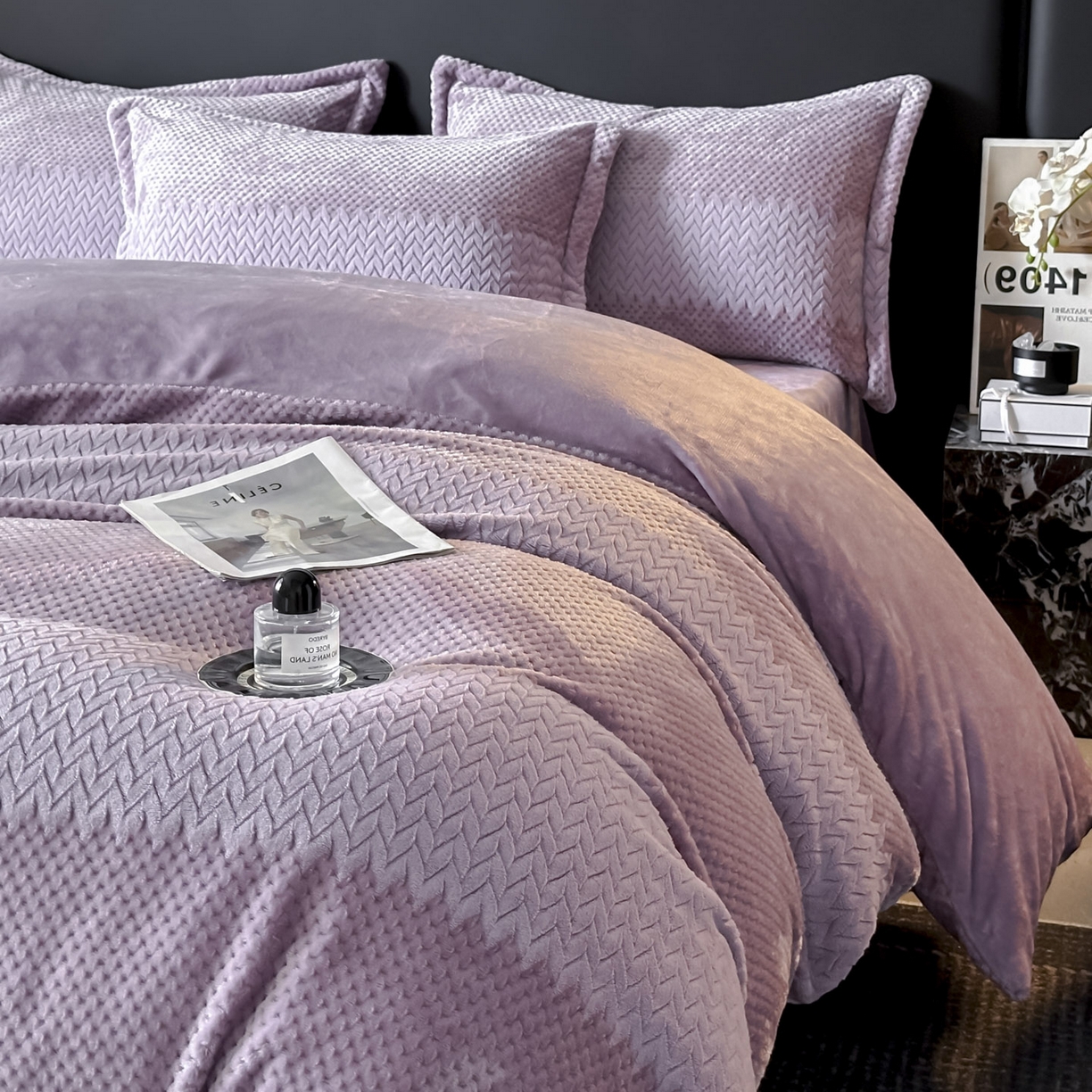 91家纺网 家纺一手货源 找家纺 源舍家纺 2025新款色织拼色编织提花轻奢牛奶绒四件套（场景一） 织锦-紫菱