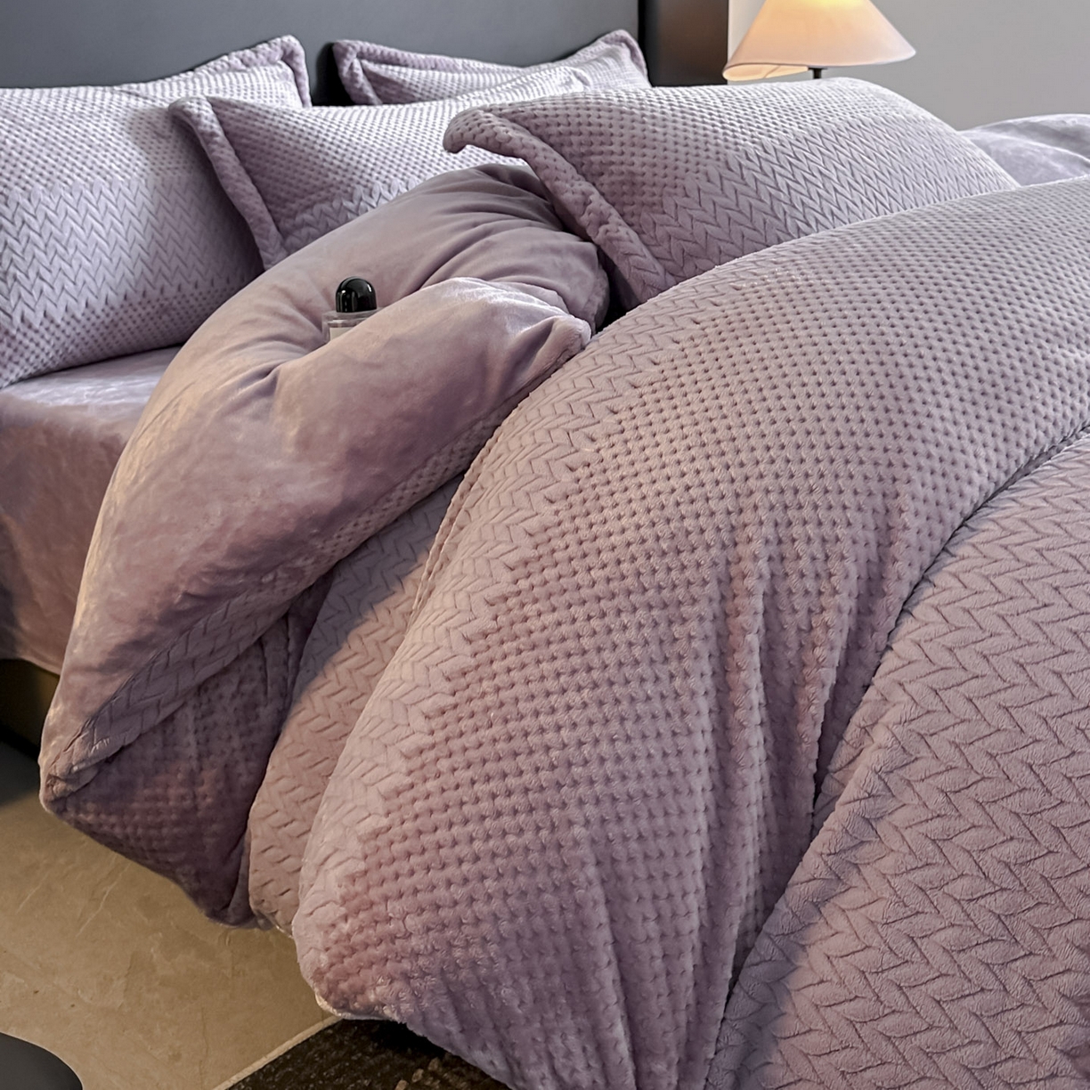 91家纺网 家纺一手货源 找家纺 源舍家纺 2025新款色织拼色编织提花轻奢牛奶绒四件套（场景一） 织锦-紫菱