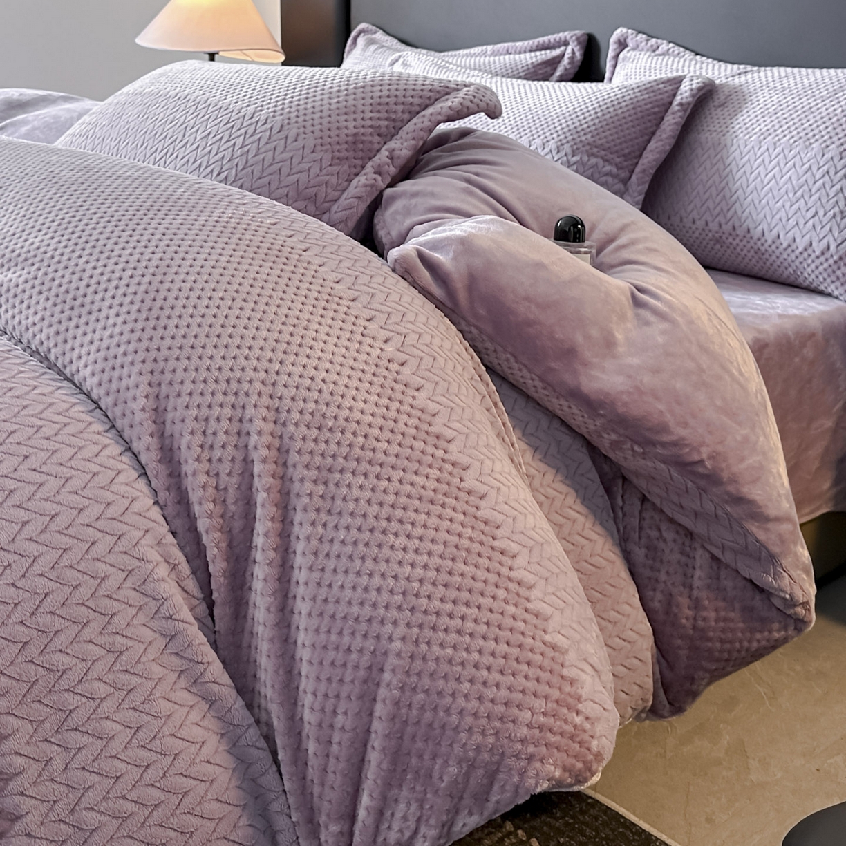 91家纺网 家纺一手货源 找家纺 源舍家纺 2025新款色织拼色编织提花轻奢牛奶绒四件套（场景一） 织锦-紫菱