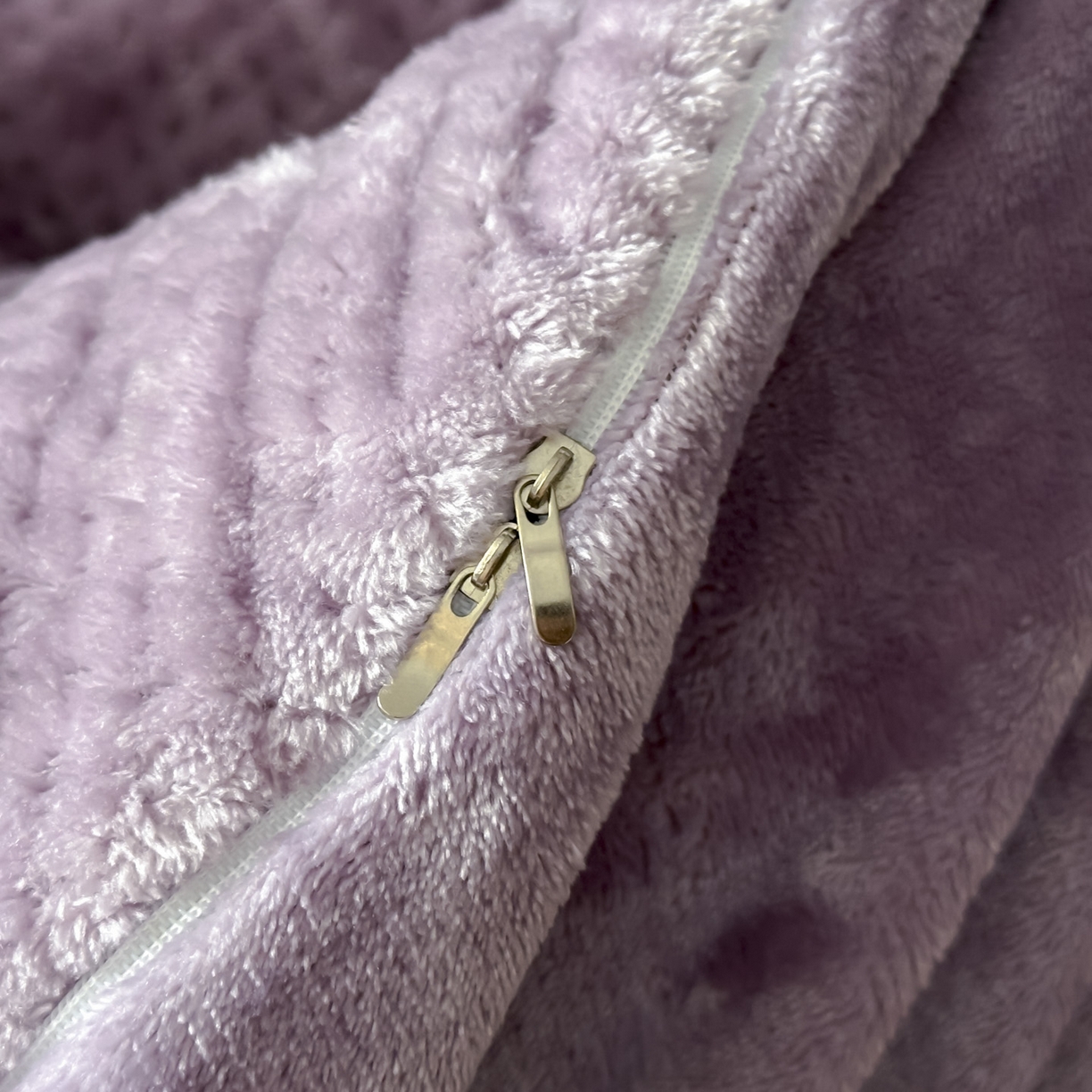 91家纺网 家纺一手货源 找家纺 源舍家纺 2025新款色织拼色编织提花轻奢牛奶绒四件套（场景一） 织锦-紫菱