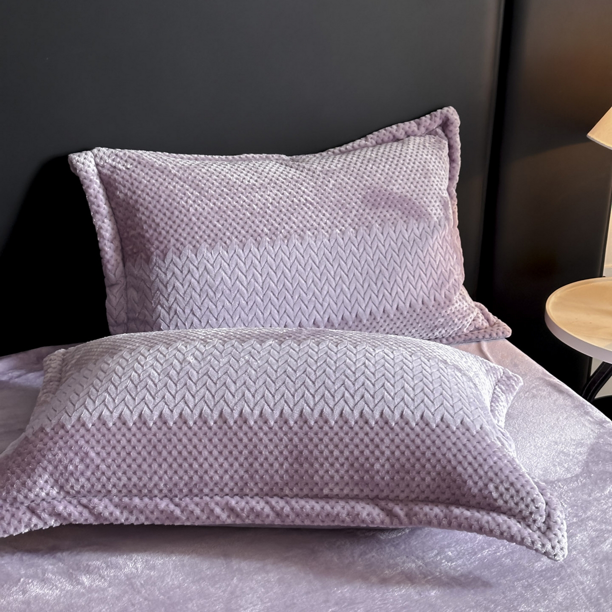 91家纺网 家纺一手货源 找家纺 源舍家纺 2025新款色织拼色编织提花轻奢牛奶绒四件套（场景一） 织锦-紫菱