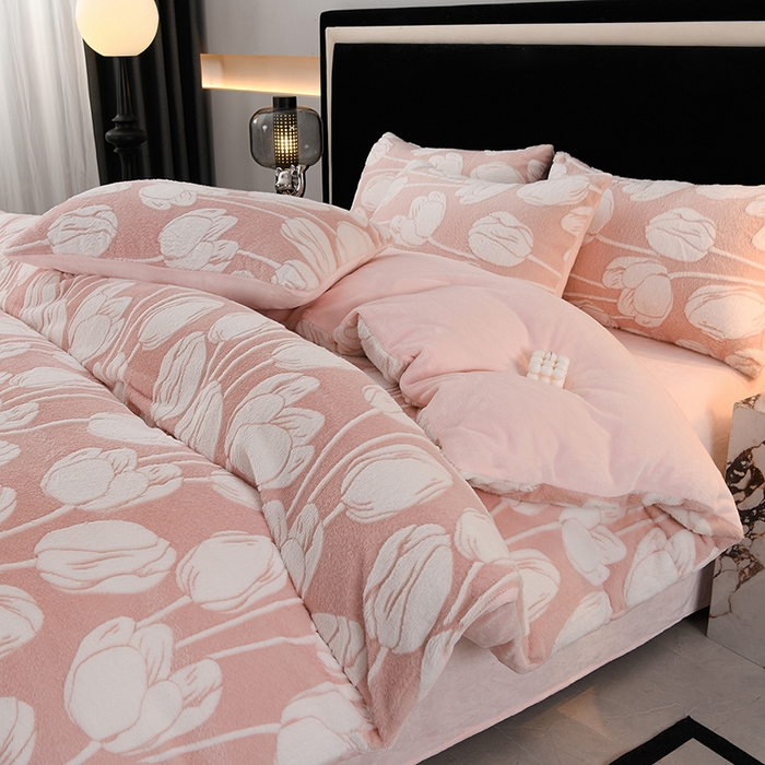 91家纺网 家纺一手货源 找家纺 德比尔斯 2025新款兔毛绒兔兔绒雕花牛奶绒四件套 珍妮粉