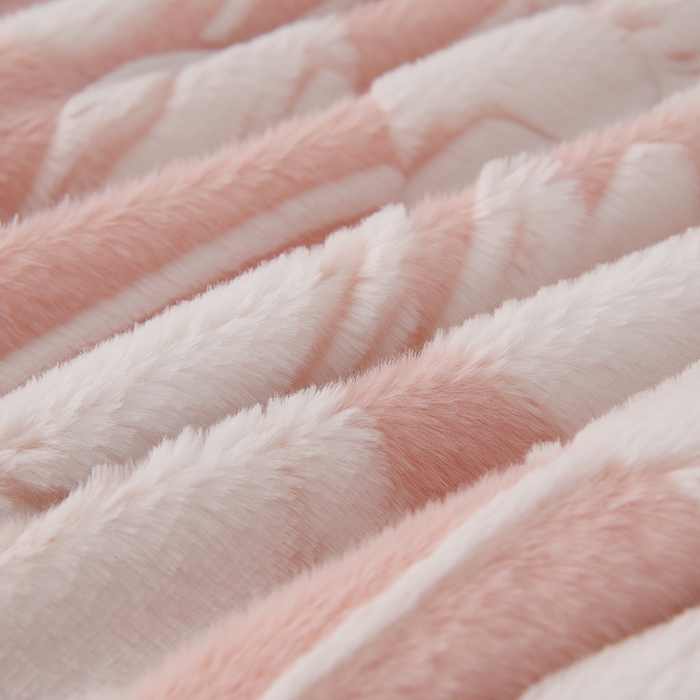 91家纺网 家纺一手货源 找家纺 德比尔斯 2025新款兔毛绒兔兔绒雕花牛奶绒四件套 珍妮粉