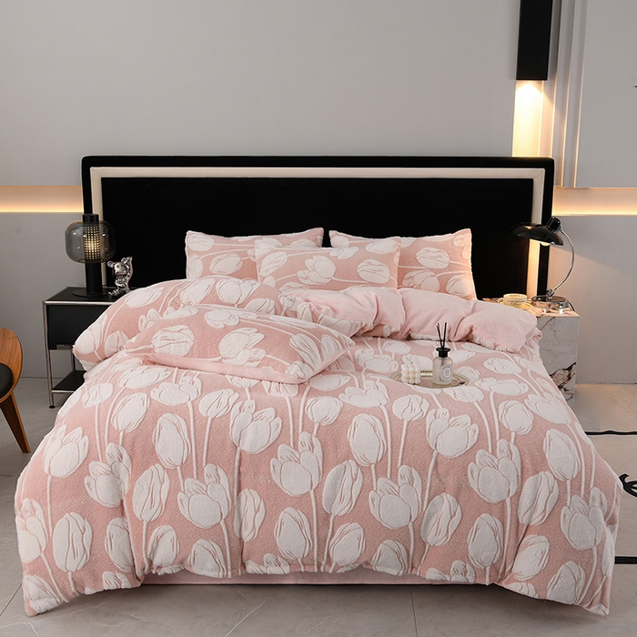 91家纺网 家纺一手货源 找家纺 德比尔斯 2025新款兔毛绒兔兔绒雕花牛奶绒四件套 珍妮粉