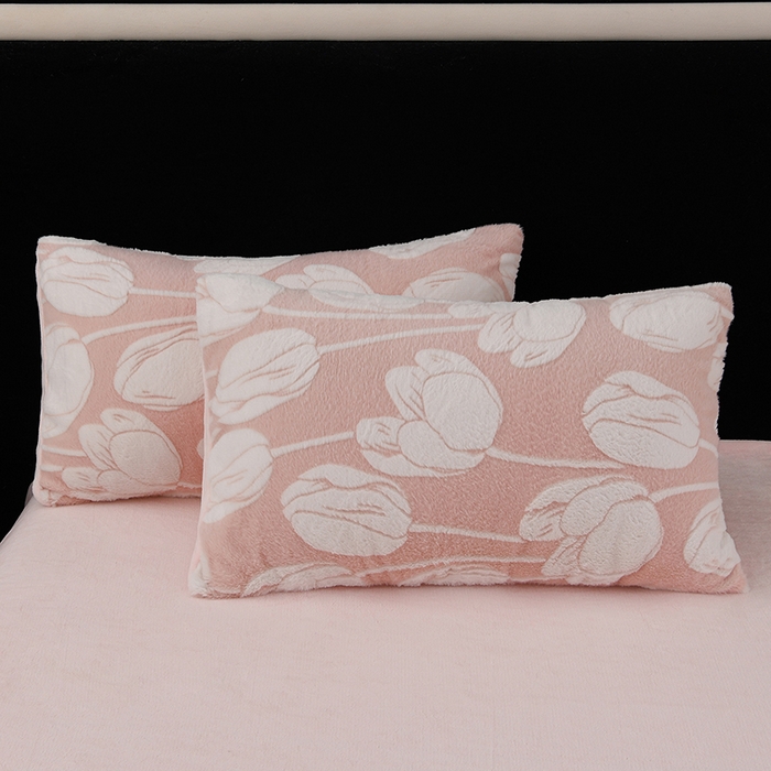 91家纺网 家纺一手货源 找家纺 德比尔斯 2025新款兔毛绒兔兔绒雕花牛奶绒四件套 珍妮粉