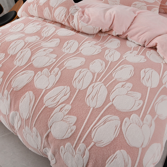 91家纺网 家纺一手货源 找家纺 德比尔斯 2025新款兔毛绒兔兔绒雕花牛奶绒四件套 珍妮粉