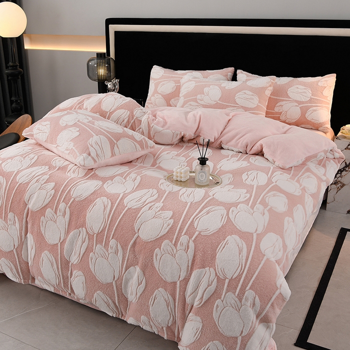 91家纺网 家纺一手货源 找家纺 德比尔斯 2025新款兔毛绒兔兔绒雕花牛奶绒四件套 珍妮粉