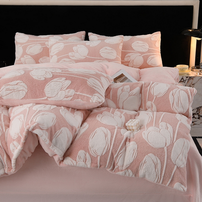 91家纺网 家纺一手货源 找家纺 德比尔斯 2025新款兔毛绒兔兔绒雕花牛奶绒四件套 珍妮粉