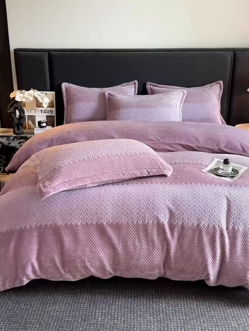 91家纺网 家纺一手货源 找家纺 源舍家纺 2025新款色织拼色编织提花轻奢牛奶绒四件套（场景一） 织锦-紫菱
