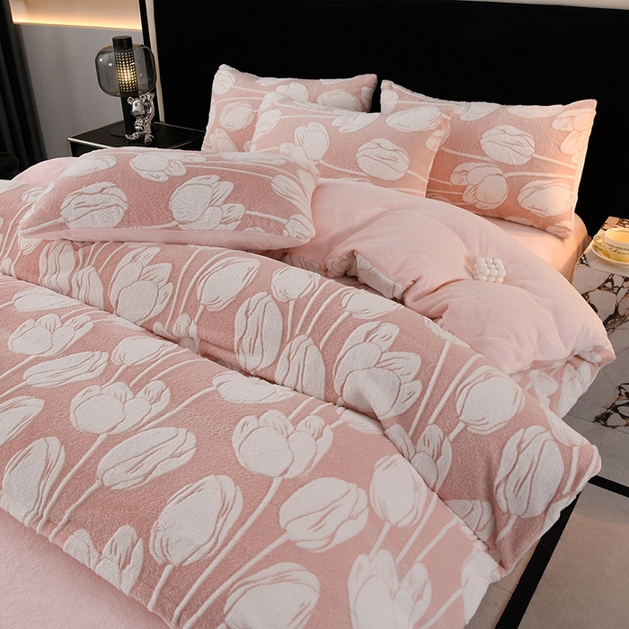 91家纺网 家纺一手货源 找家纺 德比尔斯 2025新款兔毛绒兔兔绒雕花牛奶绒四件套 珍妮粉