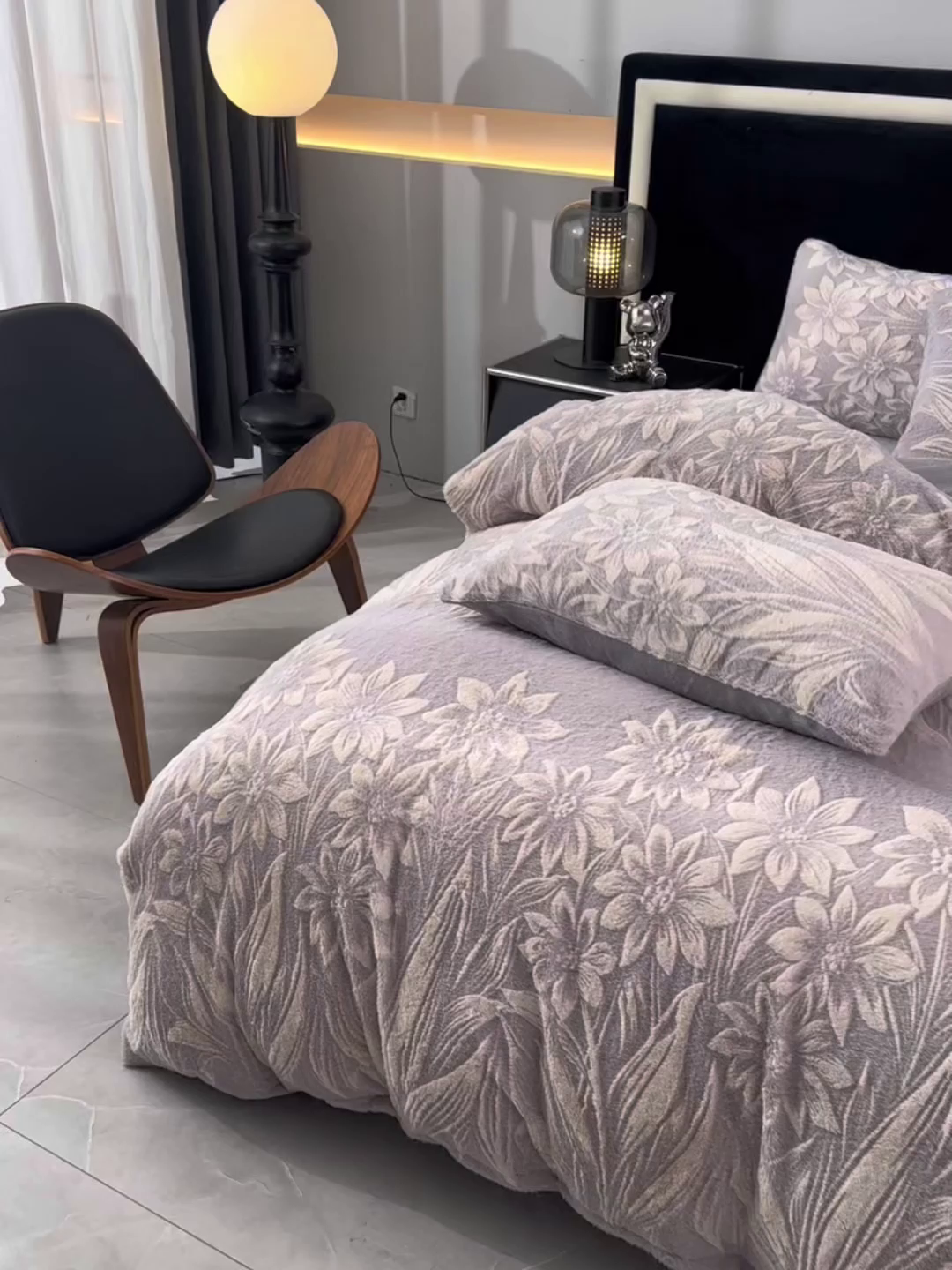 91家纺网 家纺一手货源 找家纺 德比尔斯 2025新款兔毛绒兔兔绒雕花牛奶绒四件套 馥雅-灰