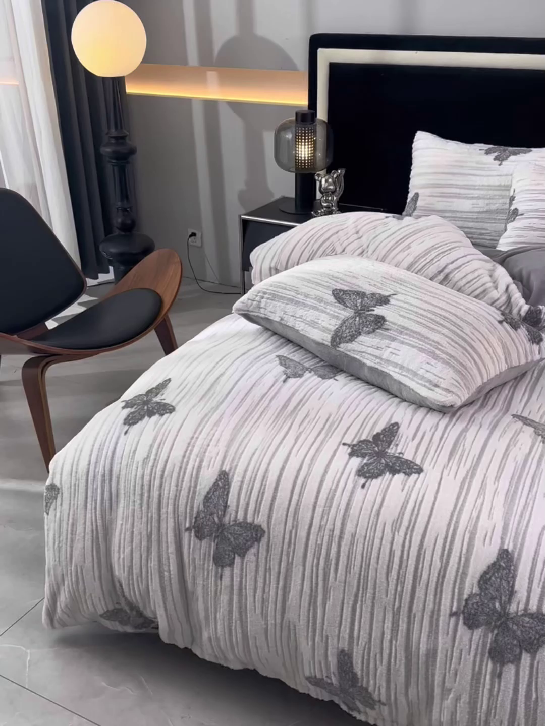 91家纺网 家纺一手货源 找家纺 德比尔斯 2025新款兔毛绒兔兔绒雕花牛奶绒四件套 蝴蝶-灰