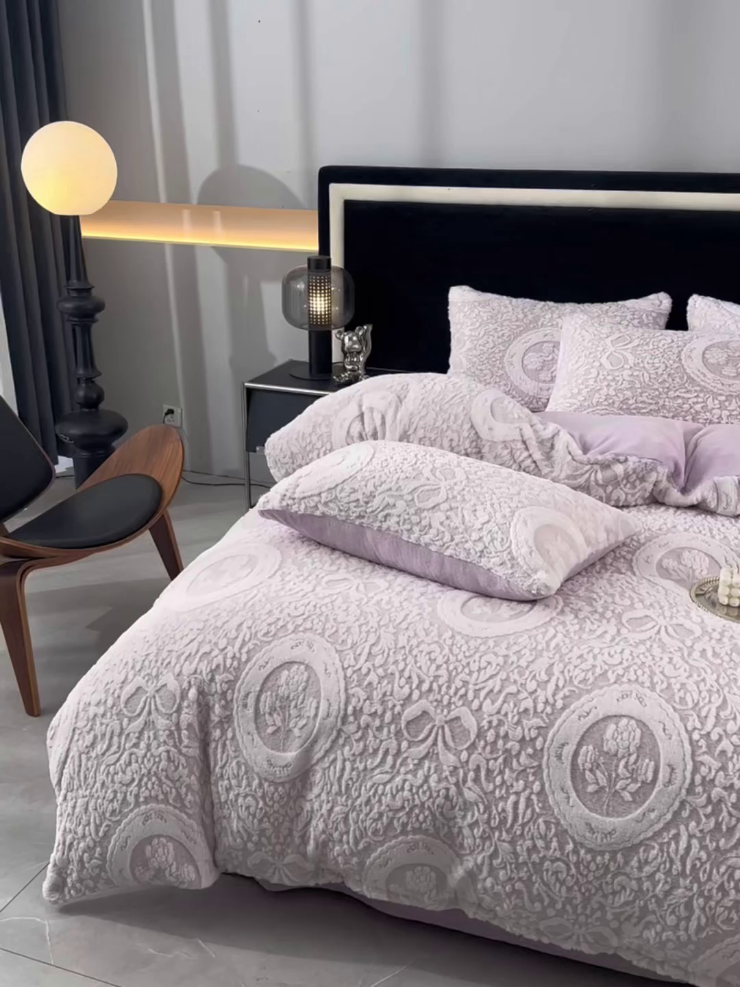 91家纺网 家纺一手货源 找家纺 德比尔斯 2025新款兔毛绒兔兔绒雕花牛奶绒四件套 花语-紫