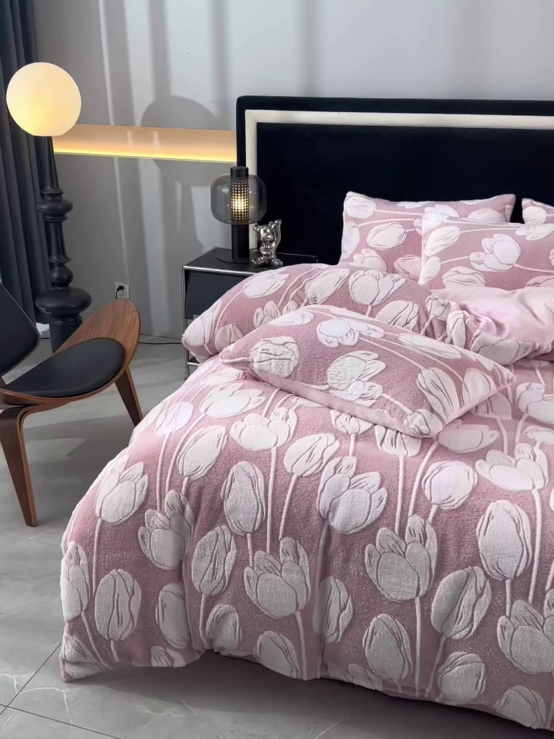 91家纺网 家纺一手货源 找家纺 德比尔斯 2025新款兔毛绒兔兔绒雕花牛奶绒四件套 珍妮粉