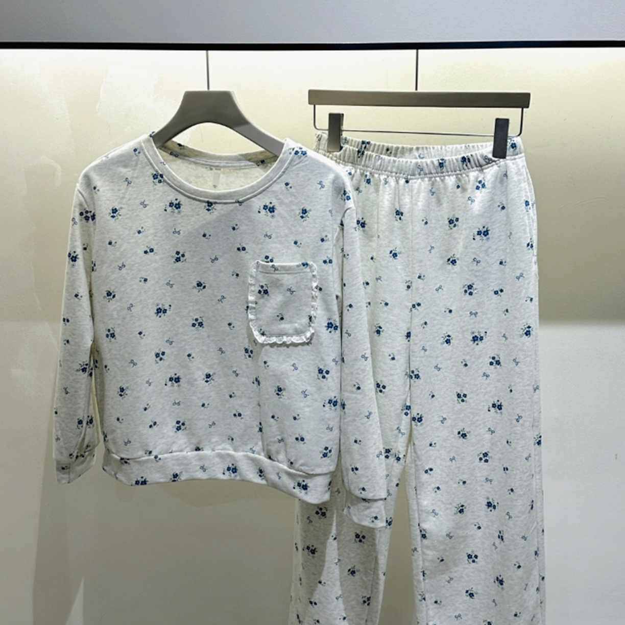 91家纺网 家纺一手货源 找家纺 妍景家居生活馆 2025新款卫衣碎花圆领套装 浅灰