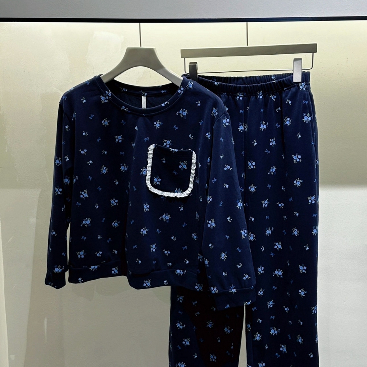 91家纺网 家纺一手货源 找家纺 妍景家居生活馆 2025新款卫衣碎花圆领套装 藏蓝