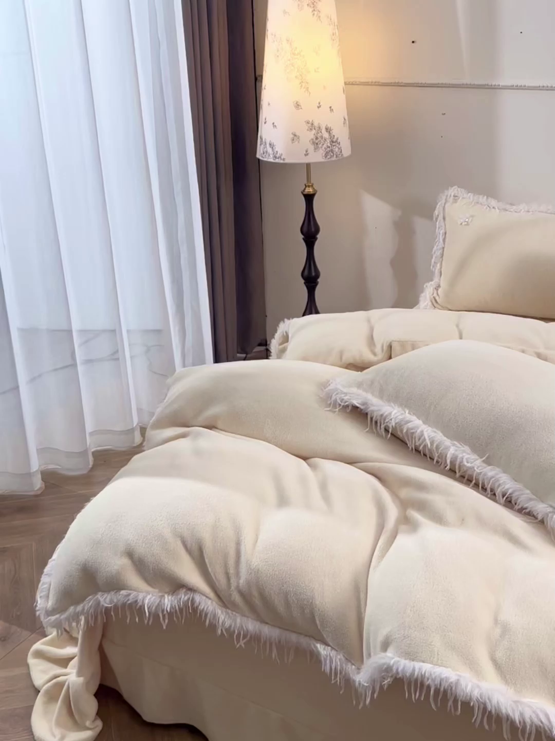 91家纺网 家纺一手货源 找家纺 德比尔斯 2025新款海獭毛石墨烯四件套 米娅-黄