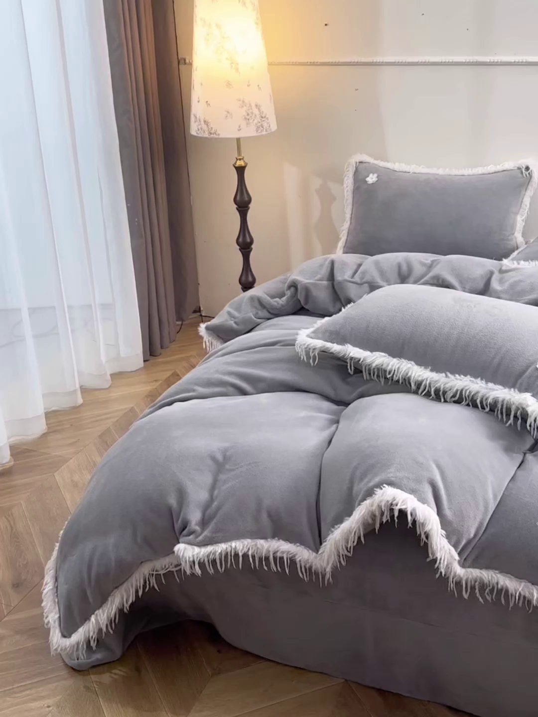 91家纺网 家纺一手货源 找家纺 德比尔斯 2025新款海獭毛石墨烯四件套 米娅-灰