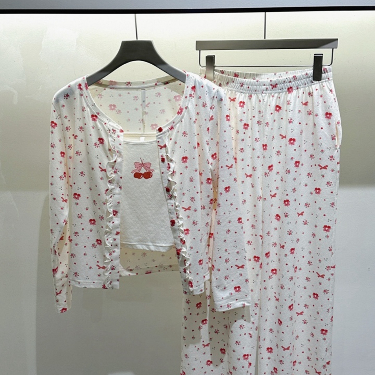 91家纺网 家纺一手货源 找家纺 （总）妍景家居生活馆 2025新款玫红蝴蝶结樱桃三件套