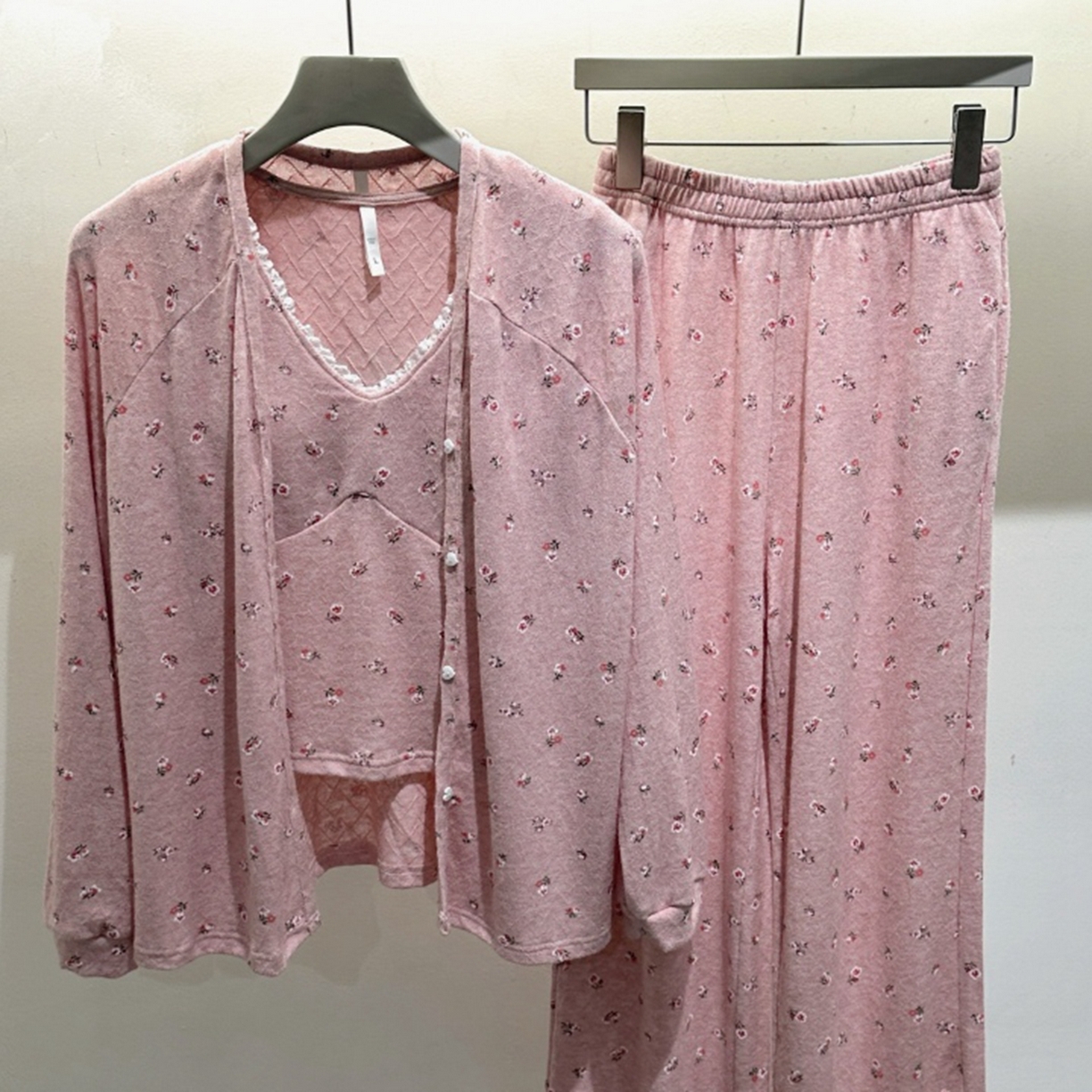 91家纺网 家纺一手货源 找家纺 （总）妍景家居生活馆 2025新款仿羊绒小碎花三件套粉