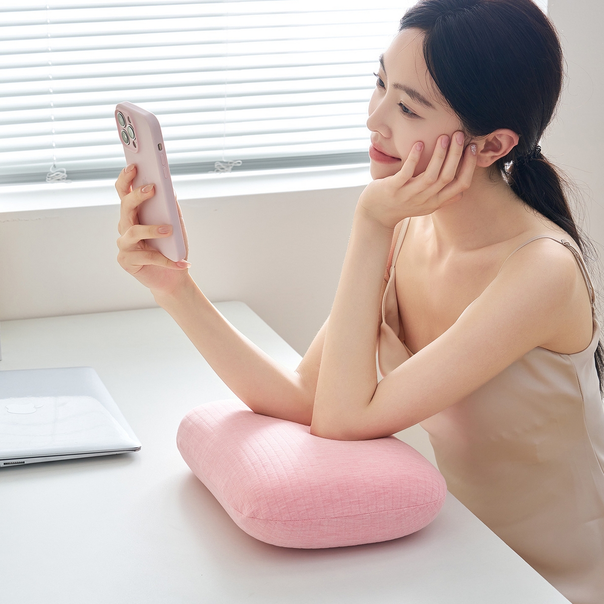 91家纺网 家纺一手货源 找家纺 乐可 2025新款条纹乳胶面包枕头枕芯抱枕午睡枕露营枕 条纹乳胶面包枕-MT1浅粉