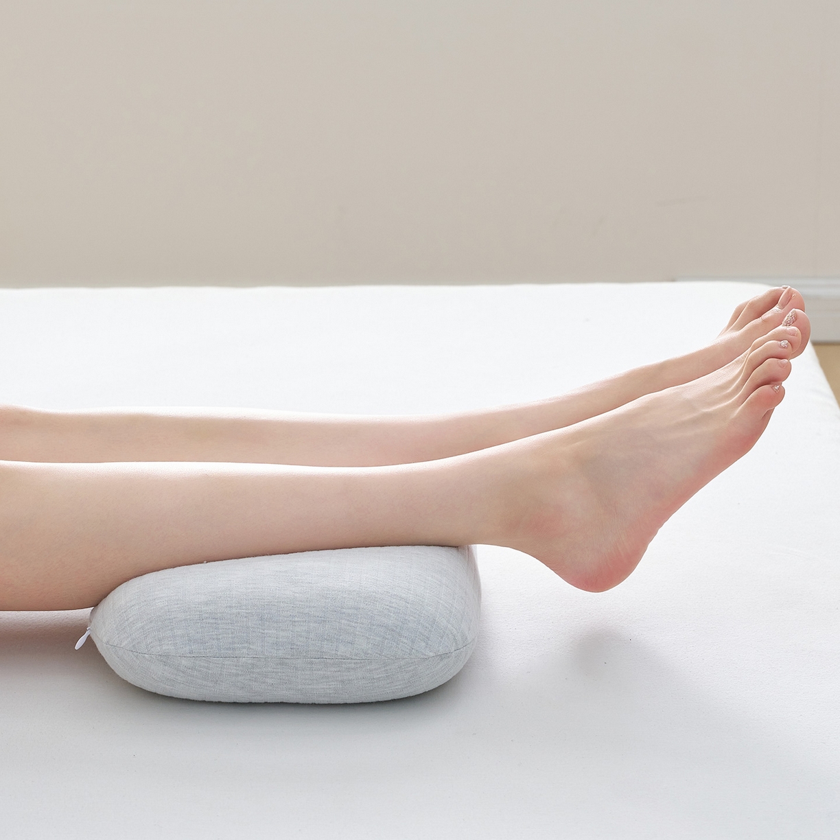 91家纺网 家纺一手货源 找家纺 乐可 2025新款条纹乳胶面包枕头枕芯抱枕午睡枕露营枕 条纹乳胶面包枕-MT1浅灰