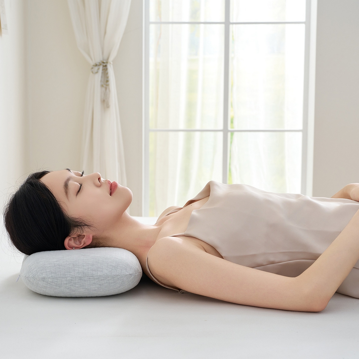 91家纺网 家纺一手货源 找家纺 乐可 2025新款条纹乳胶面包枕头枕芯抱枕午睡枕露营枕 条纹乳胶面包枕-MT1浅灰