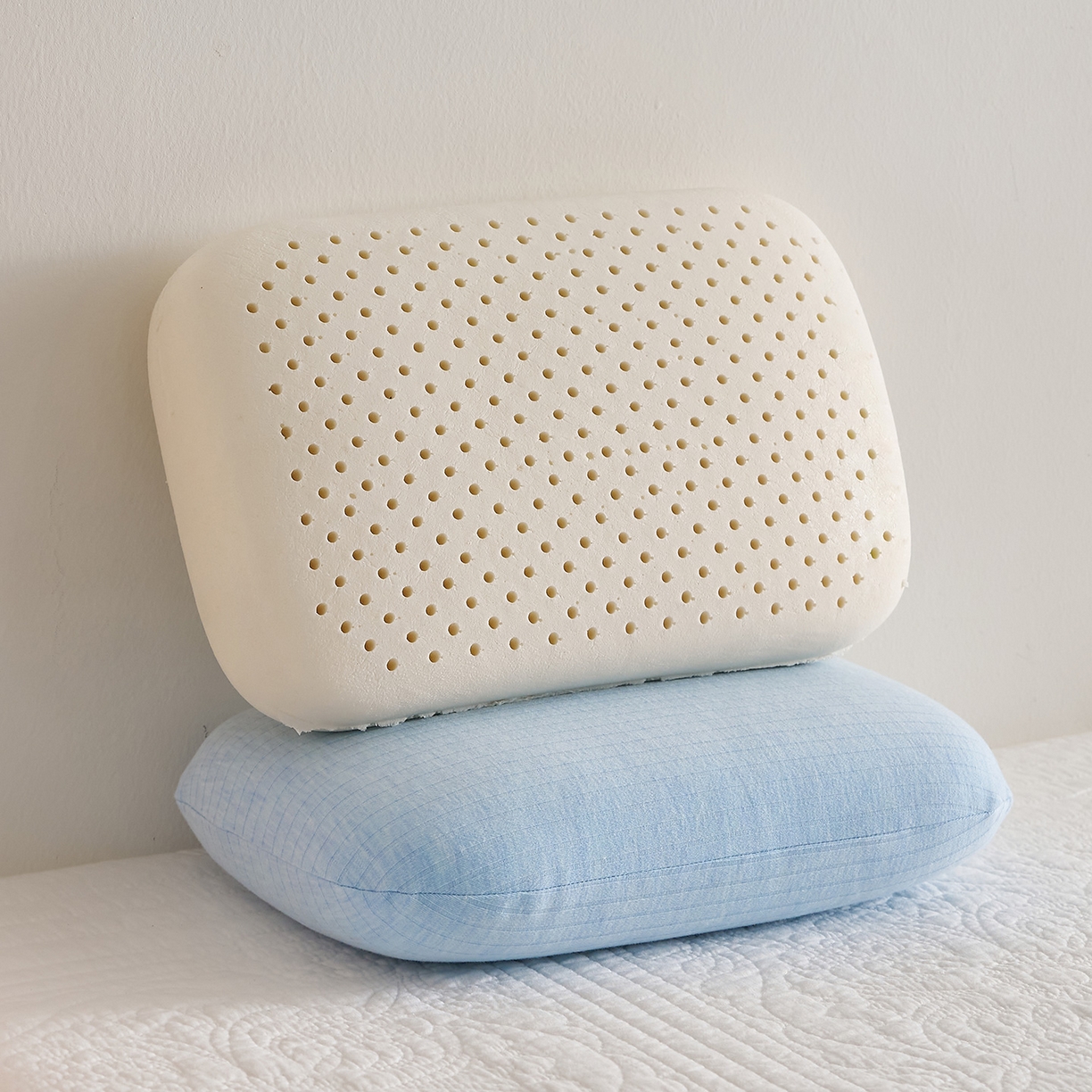 91家纺网 家纺一手货源 找家纺 乐可 2025新款条纹乳胶面包枕头枕芯抱枕午睡枕露营枕 条纹乳胶面包枕-MT1浅蓝