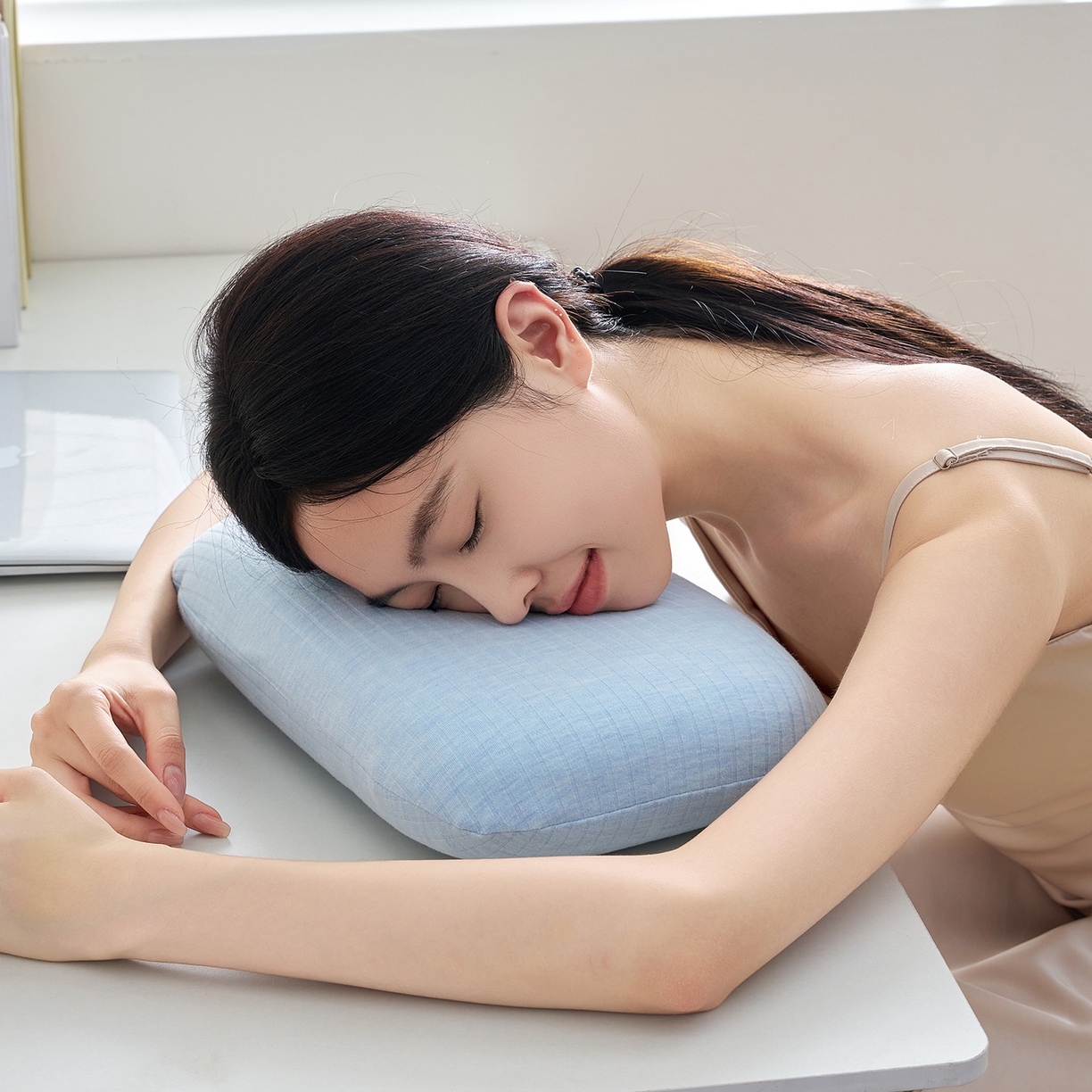 91家纺网 家纺一手货源 找家纺 乐可 2025新款条纹乳胶面包枕头枕芯抱枕午睡枕露营枕 条纹乳胶面包枕-MT1浅蓝