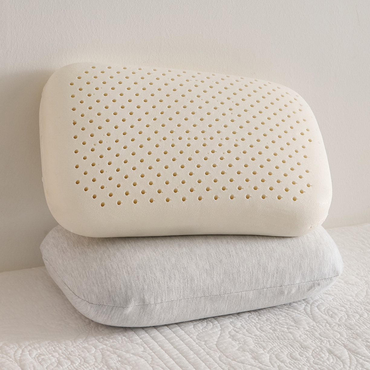 91家纺网 家纺一手货源 找家纺 乐可 2025新款针织棉乳胶面包枕头枕芯抱枕午睡枕露营枕 针织棉乳胶面包枕-MZ1浅灰