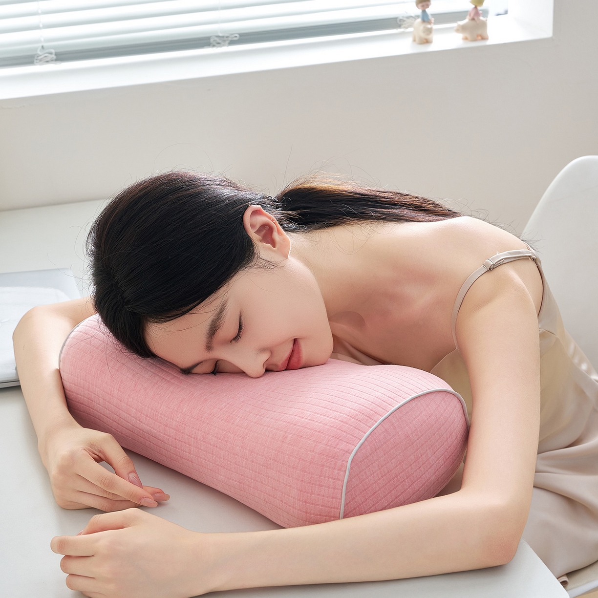 91家纺网 家纺一手货源 找家纺 （总）乐可 2025新款条纹乳胶便携枕头枕芯抱枕午睡枕露营枕